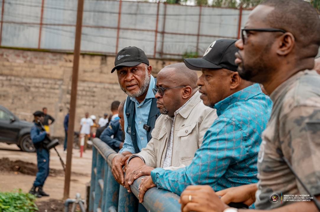 Le VPM Shabani accompagné du ministre  Gisaro inspectent la baie de Ngaliema, en prélude d’une opération de démolition des constructions anarchiques