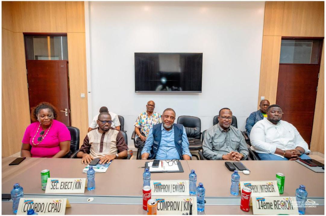 Le secrétaire exécutif du Gouvernement provincial de Kinshasa , entouré d'autres parties prenantes concernées sur le sort réservé aux personnes délogées du site Pakajuma