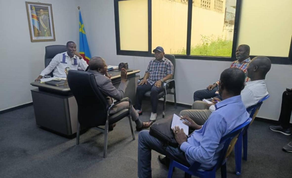 Le député provincial Steve Mulumba, président de la Commission Environnement, Aménagement du territoire de l'APK entouré des membres de sa commission