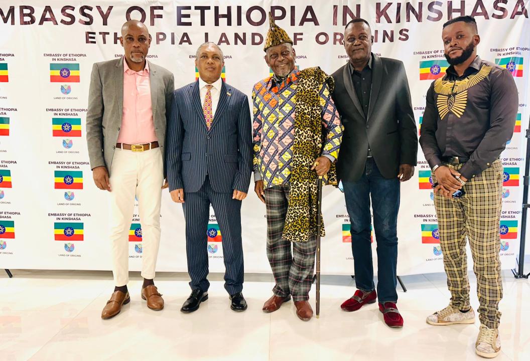 L'ambassadeur de l'Éthiopie en RDC, en veste noire, pose avec le représentant de la Génération académie des Beaux-Arts et celui de Global Connexion Builder Vision