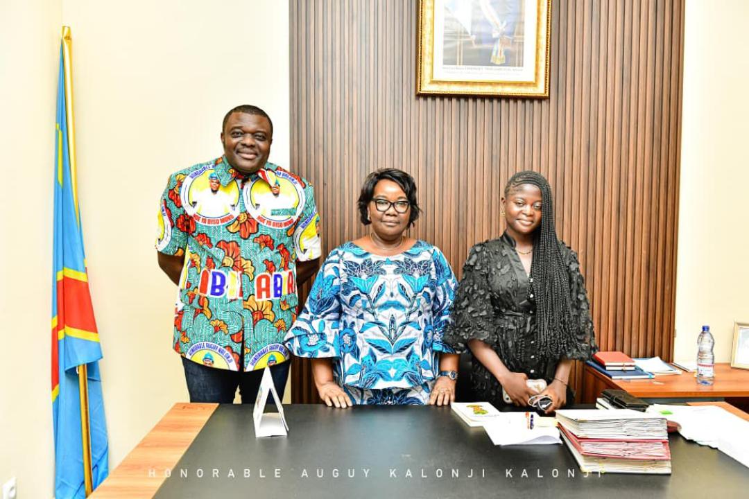 [De gauche à droite : le député Auguy Kalonji, la rectrice Espérance Bayedila et l’étudiante Betty Ndongala]