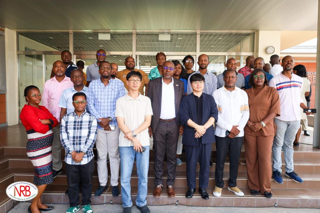 Le Coordonnateur du COUSP, le Professeur Christian Ngandu entouré de participants de l'atelier sur le renforcement des compétences techniques des professionnels de la santé en RDC