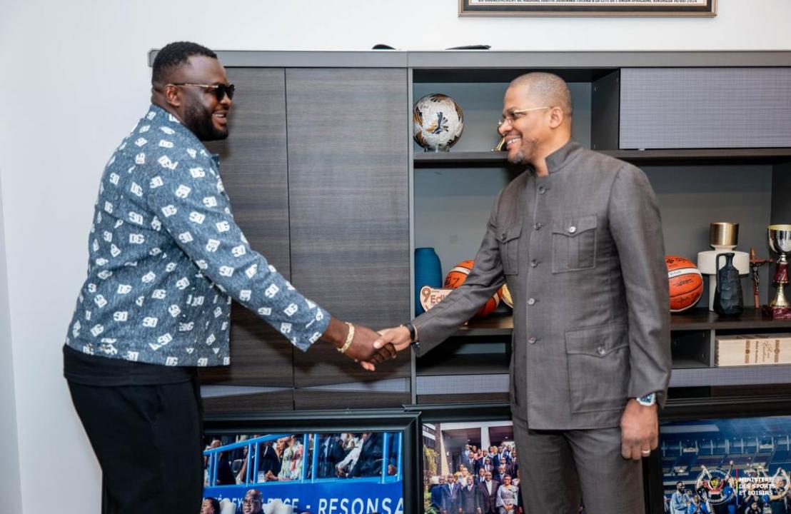 Le boxeur Martin Bakole et le ministre Didier Budimbu.