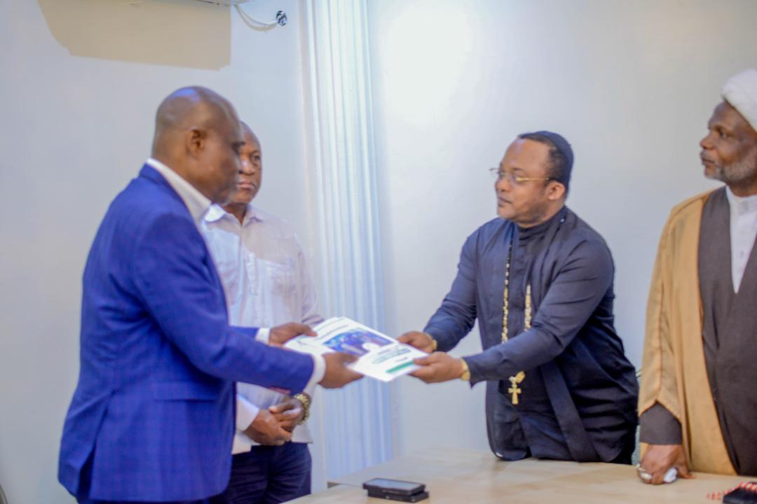 Martin Fayulu reçoit de l'archevêque Dodo Kamba une copie du contenu des objectifs poursuivis par le Conseil Interreligieux Congolais