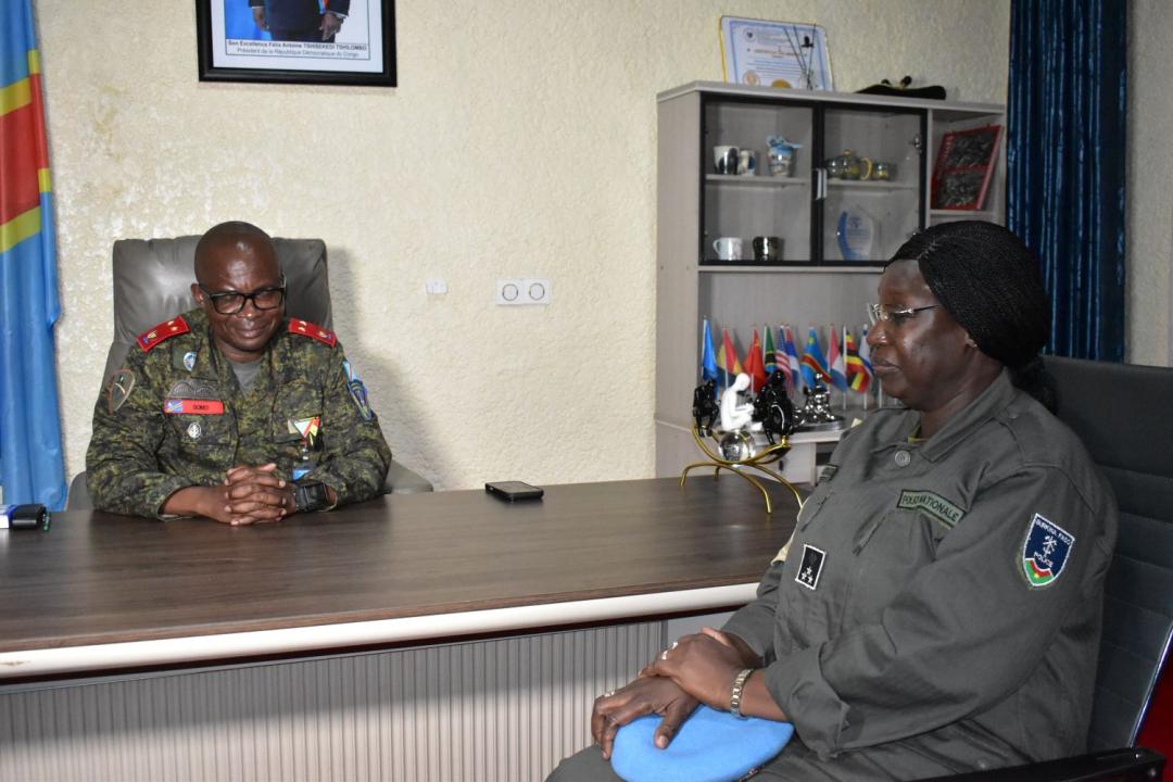 Le Gouverneur militaire du Nord-Kivu, Kakule Somo Évariste, échange avec Mamouna Ouedraogo, inspectrice générale et Cheffe de la Police de la MONUSCO, à Beni