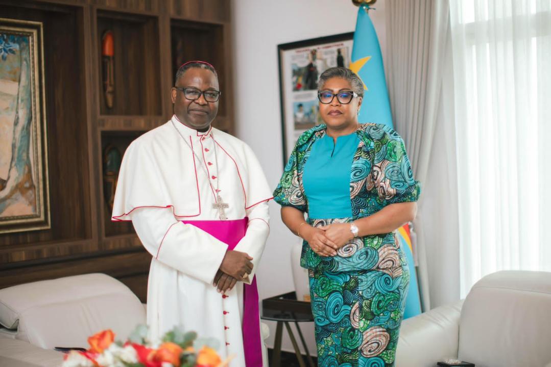 La Première Ministre Judith Suminwa pose avec l'évêque de Kisantu, Mgr Chrispin Kimbembi