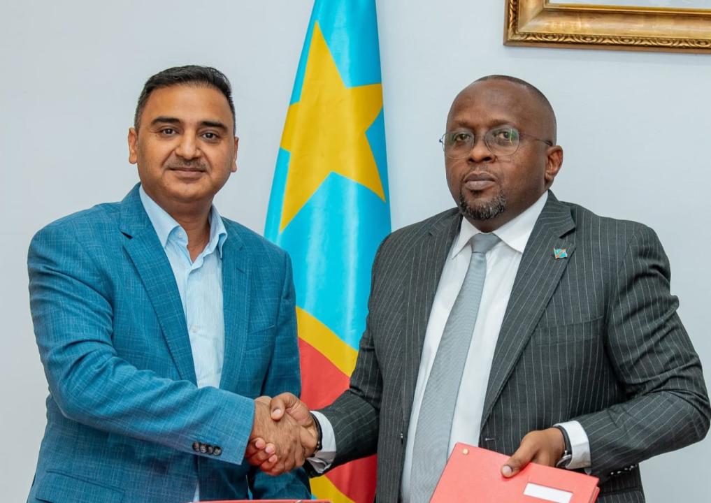 Le VPM de l’Intérieur, Jacquemain Shabani, et le représentant de Streit Group [photo d’illustration]