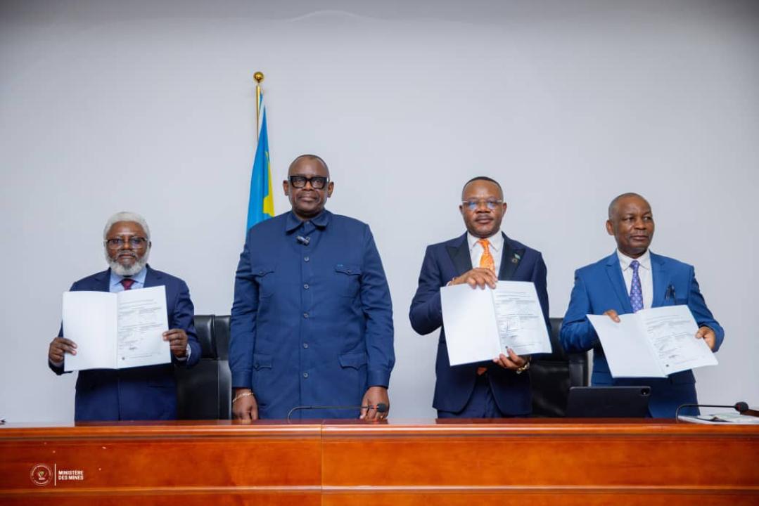 Le ministre des Mines de la RDC, Louis Watum Kabamba, présidant la signature de l’Accord-cadre institutionnel relatif au Programme National AXIS et à l’initiative GOLDCONNECT