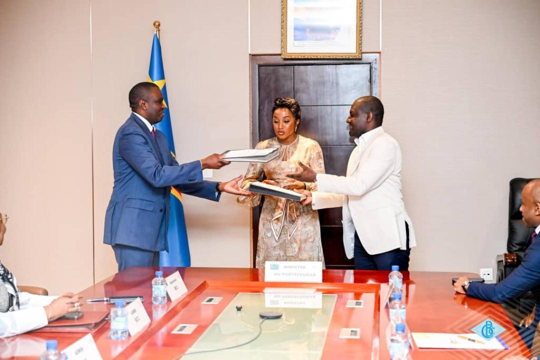 Le Gouverneur André Wameso a signé, en présence de la Ministre du Portefeuille Julie Shiku, un contrat stratégique entre la BCC et la société DRC Gold Trading SA