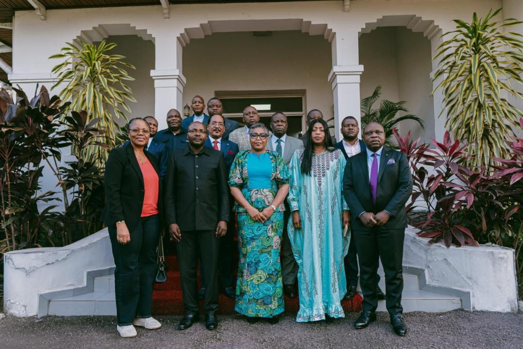 La Première Ministre, Judith Suminwa Tuluka, entourée de députés nationaux originaires de Lomami [photo d’illustration]