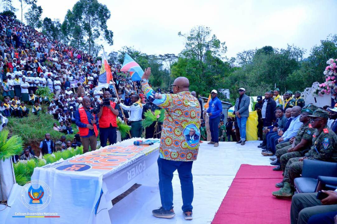 Aimé Boji Sangara, Président de l’Assemblée nationale, devant les habitants du site universitaire de Lukanga, à Lubero.
