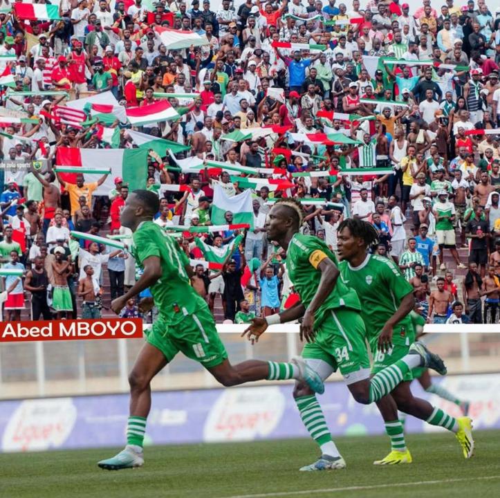 Quelques joueurs du DCMP et les supporters en pleine célébration d'un but au Stade Tata Raphaël. [Photo d'illustration]