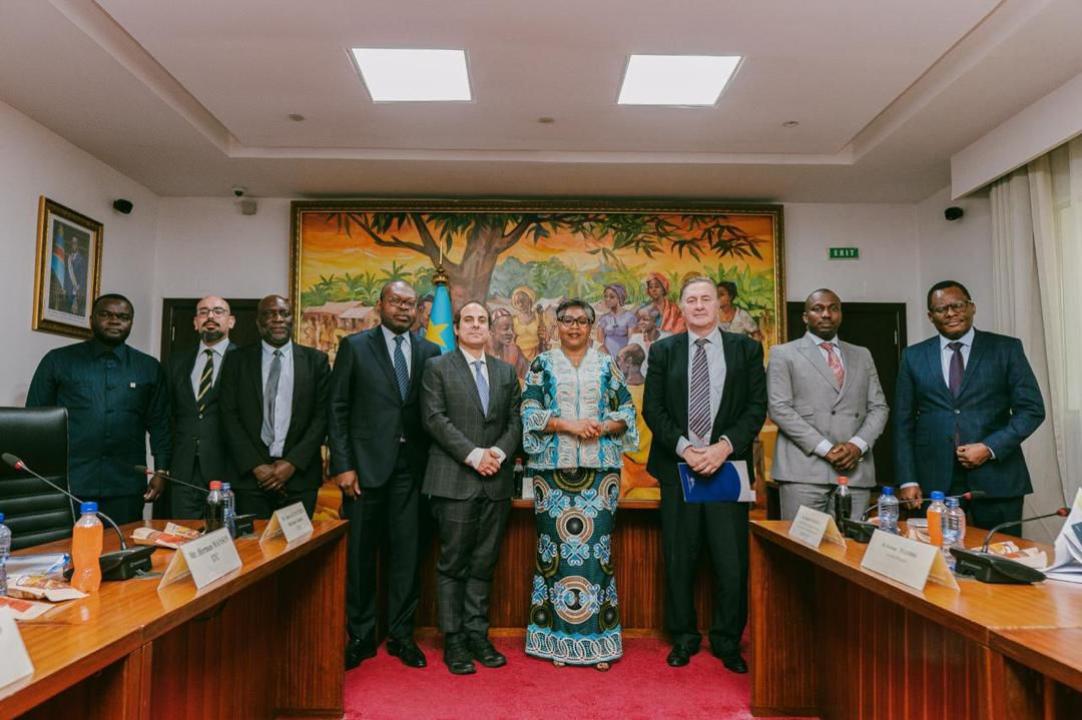 La  Première Ministre Judith Suminwa pose avec les responsables du Conseil congolais de  la batterie (CCB) et du Centre du commerce international (CCI)