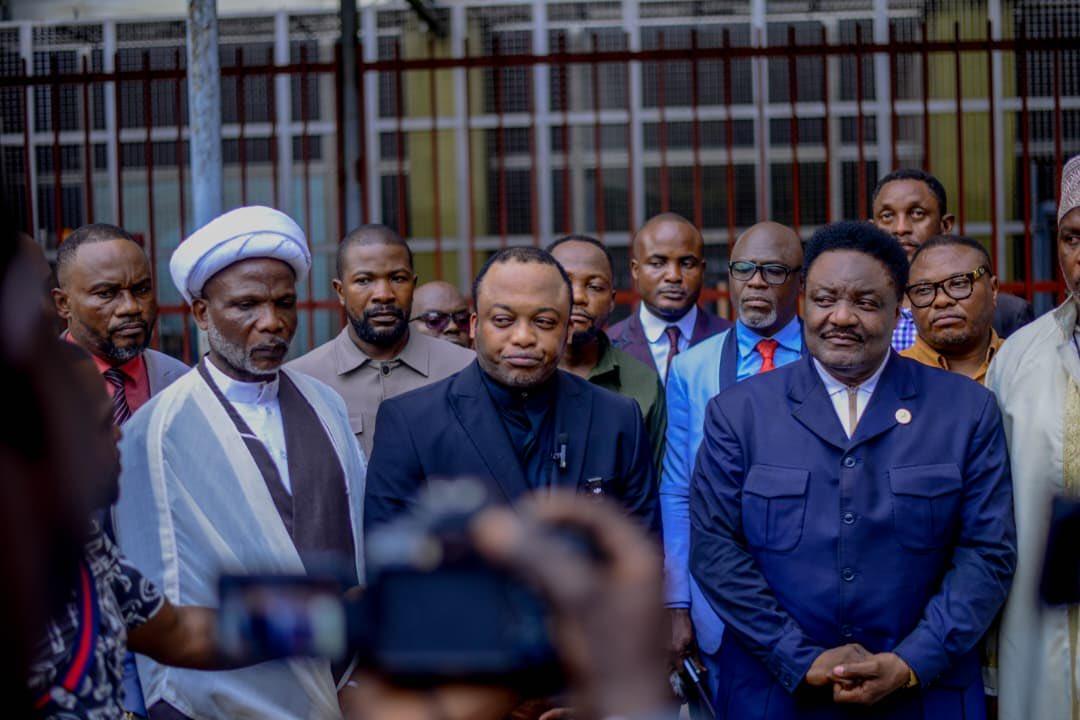 L’archevêque Dodo Kamba devant la presse après une audience chez Joseph Olengankoy,  président du CNSA