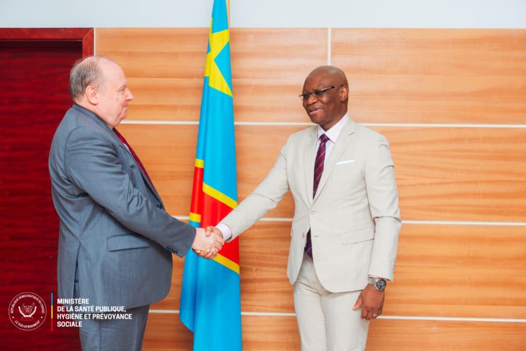Poignée de main entre l'ambassadeur de la Russie en RDC et le ministre de la Santé Samuel Roger Kamba