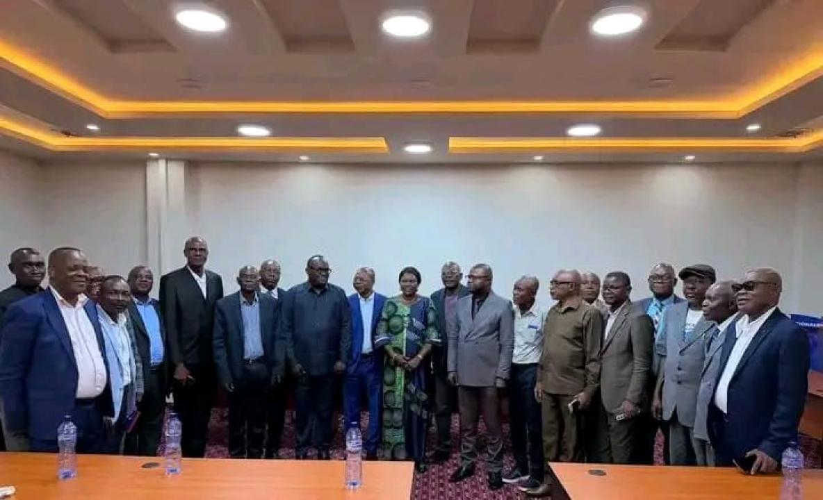 La photo de famille après la rencontre entre les députés nationaux du Kasaï et les notables des communautés Wongo et Pende