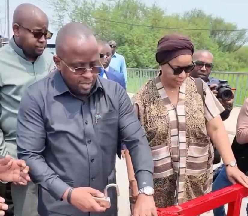 Le VPM de l'Intérieur Jacquemain Shabani Lukoo accompagné de la ministre des Affaires sociales, Eve Bazaïba et celui de l'Integration régionale, Floribert Anzuluni.