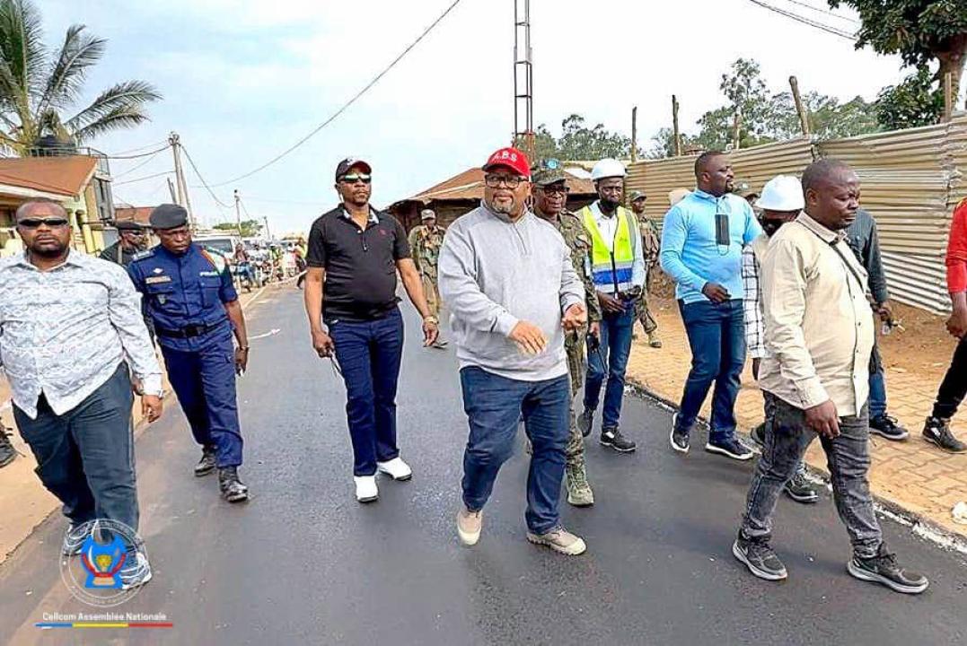 Aimé Boji Sangara, Président de l’Assemblée nationale, assiste à l’asphaltage d’une route à Beni