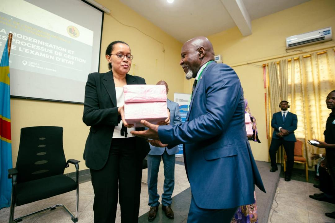 La ministre Raïssa Malu, a procédé à une remise symbolique de lots de bulletins aux inspecteurs principaux provinciaux [photo d'illustration]