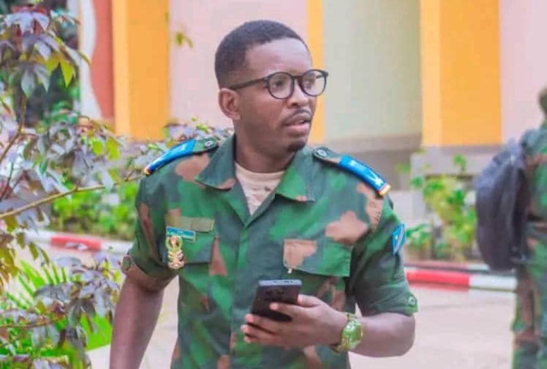 Le Capitaine Anthony Mwalushayi, porte-parole des opérations Ngemba