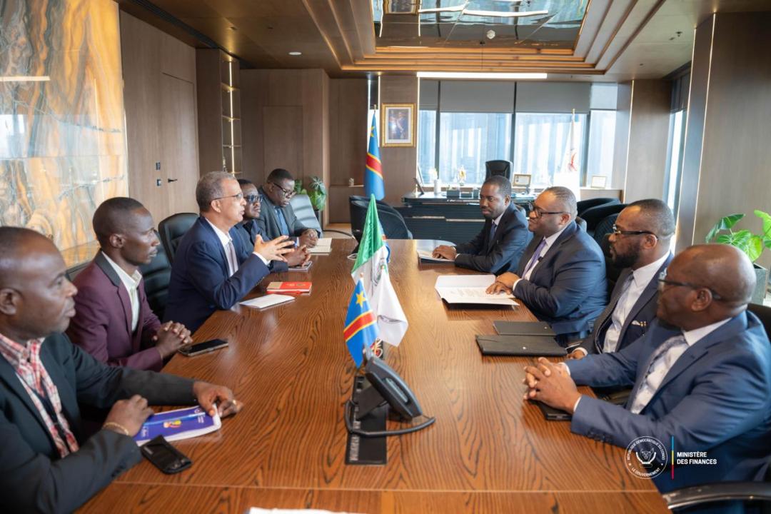 Représentant le Gouvernement congolais, le ministre Doudou Fwamba signe un accord de prêt de 155 millions USD avec la BAD