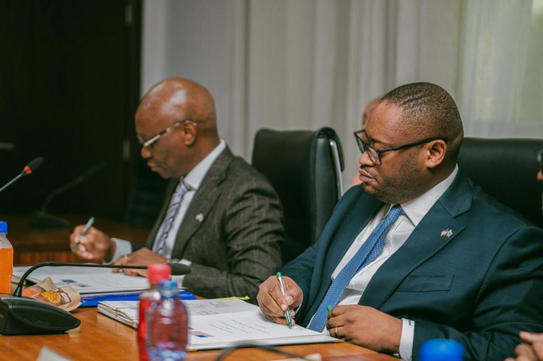 Le ministre Doudou Fwamba Likunde, lors de la signature de l’Accord sanitaire entre la RDC et les États-Unis