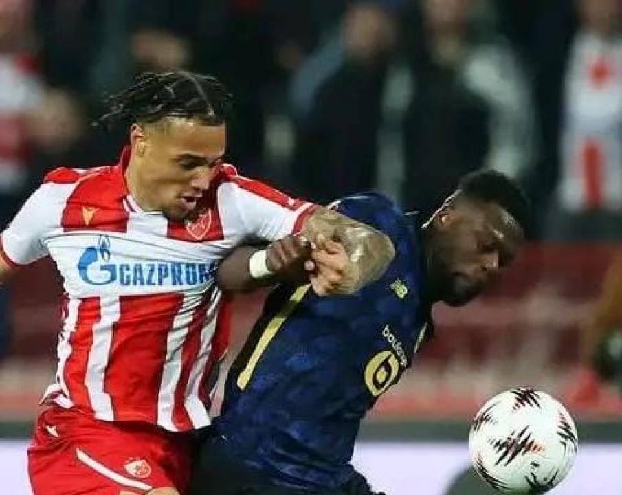 Chancel Mbemba en duel avec un joueur de l'Etoile Rouge Belgrade.