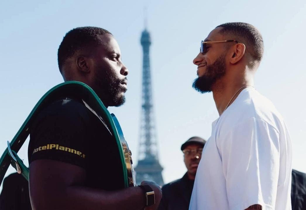 Tony Yoka et Lawrence Okolie devant la Tour Eiffel.