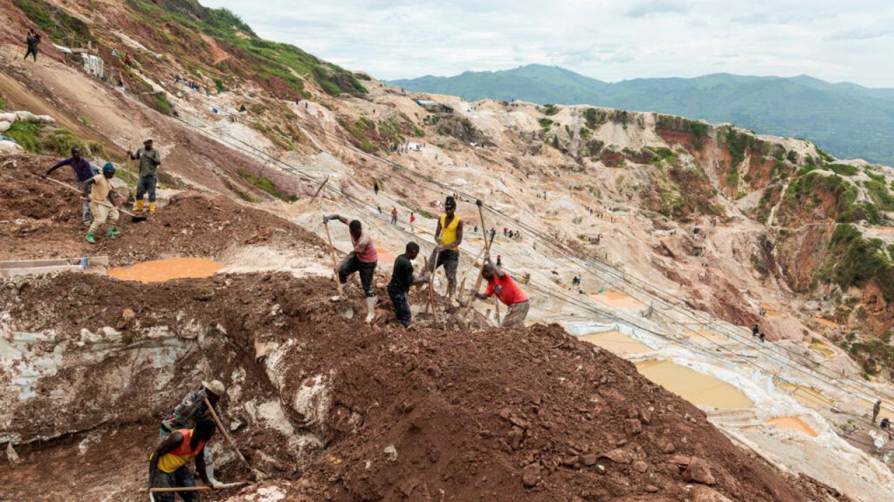 Des ouvriers creusent dans la mine de coltan de Rubaya dans l’est de la RDC [photo d’illustration]