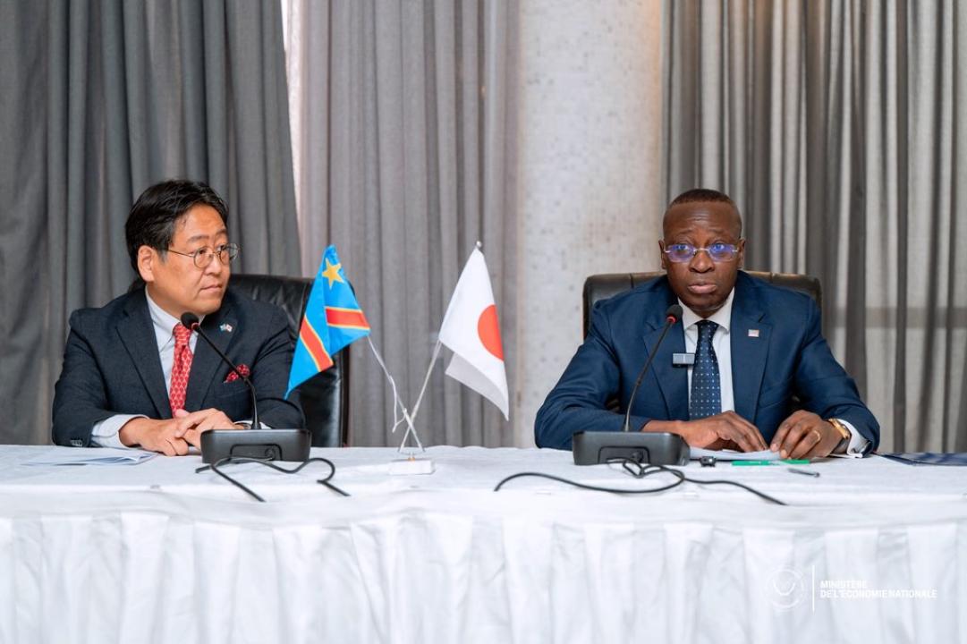 L’ambassadeur du Japon en RDC (à gauche) et le VPM Mukoko Samba (à droite)