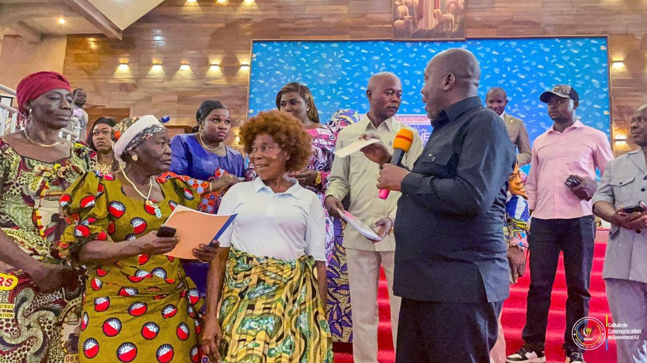 Jean Bakomito Gambu accorde des financements aux associations féminines du Haut-Uele