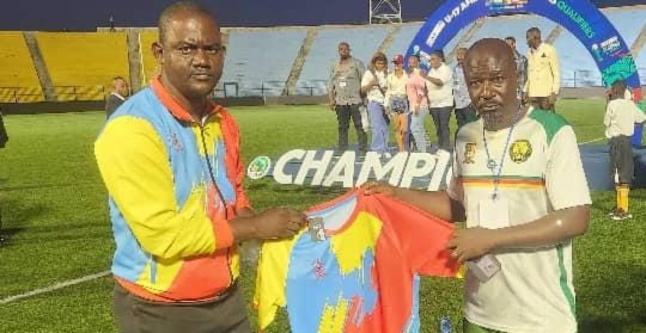 Président de la marque BECOOL MASANO Clester Mboma, et le camerounais Souleymanou, au stade Tata Raphaël.