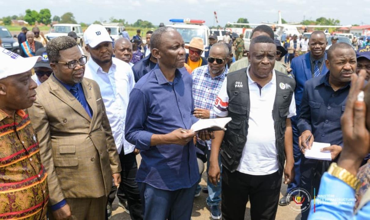 Le ministre John Banza Lunda entouré du Gouverneur de la province du Kwilu, lors de son inspection des chantiers devant accueillir la 13ᵉ conférence des Gouverneurs, à Bandundu