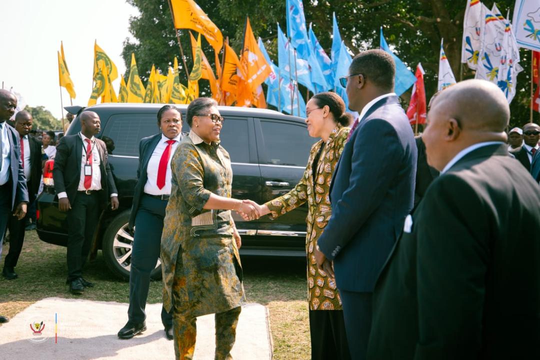 Poignée des mains entre la Première Ministre Judith Suminwa et la ministre de l’Education nationale Raïssa Malu à Kalemie [photo d’illustration]