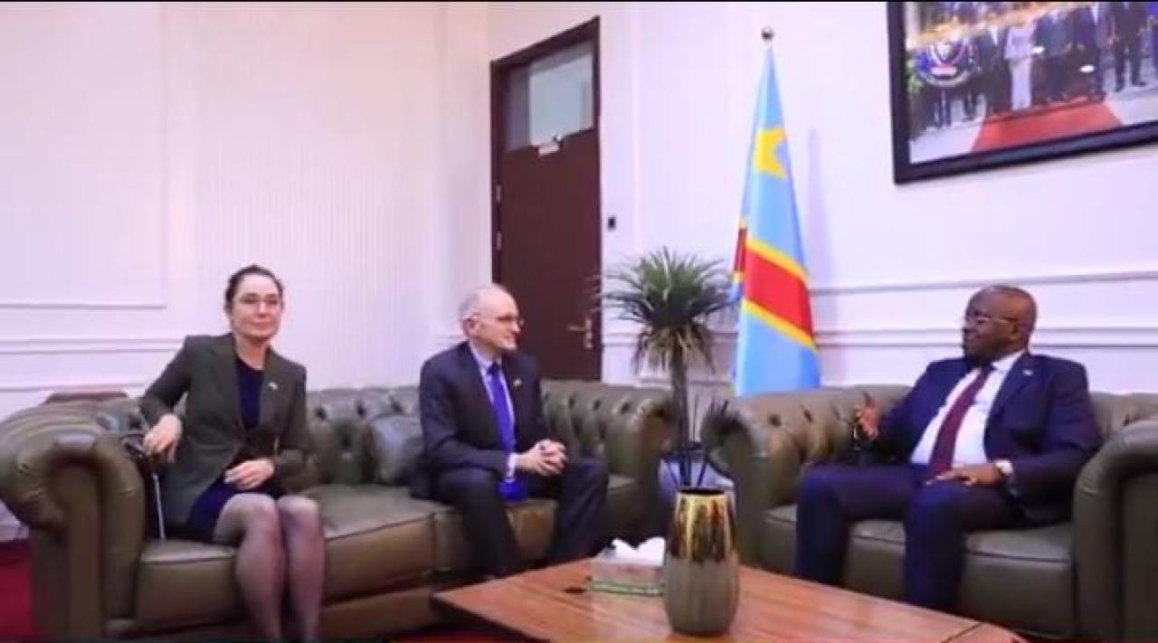 Le VPM de l'Intérieur Jacquemain Shabani Lukoo échangeant avec J. McCary, chargé d'affaires a.i de l'Ambassade des USA en RDC