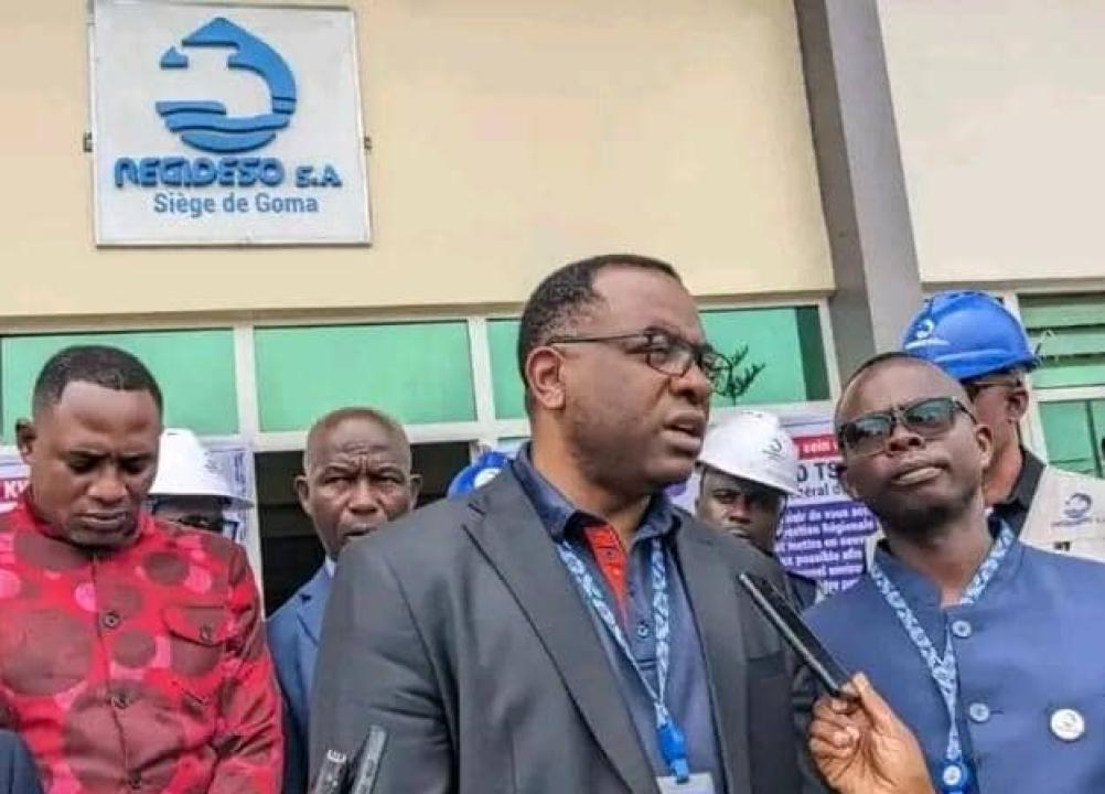 Le Directeur Général de la Regideso, David Tshilumba entouré de quelques cadres de l'entreprise. [Photo d'illustration]