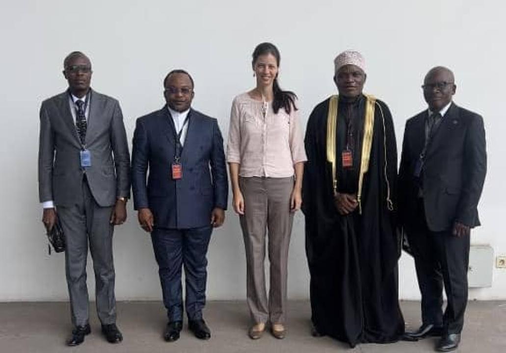 Archevêque Dodo Kamba, Président du CIC, entouré de la Conseillère de l'Ambassade de Belgique en RDC, et d'autres membres de la commission
