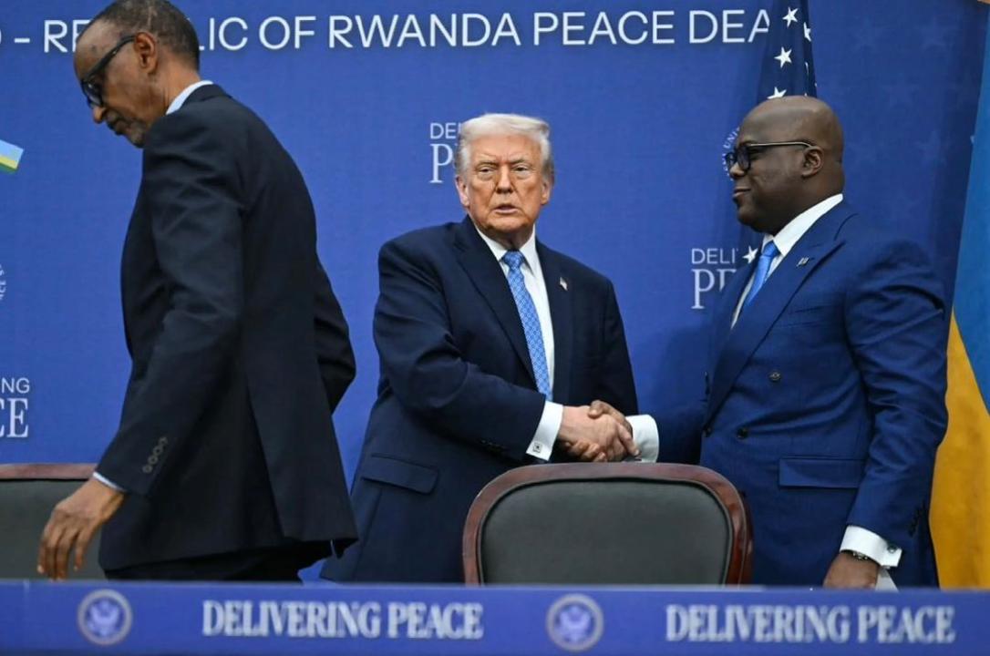 Donald Trump et Félix Tshisekedi, respectivement chefs d’Etats des USA et de la RDC, se serrent les mains après la signature des accords miniers.