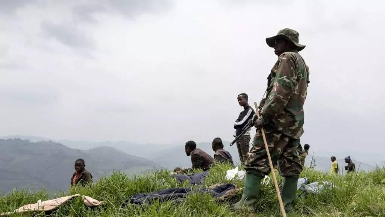 Un soldat de la M23-AFC se tient près des mines de coltan de Rubaya, au Nord-Kivu [photo d’illustration]