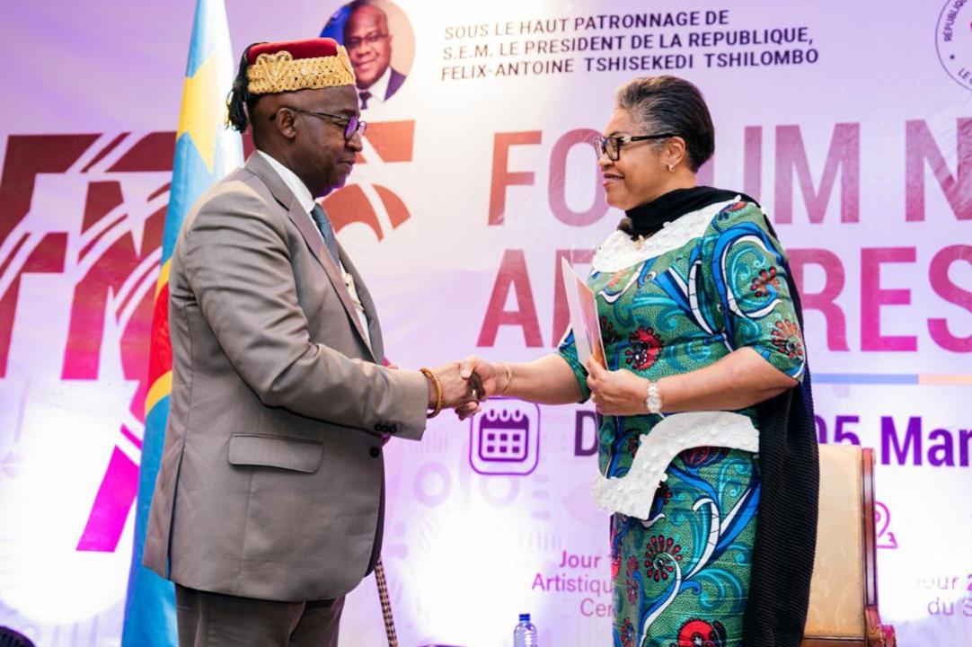 Poignée de mains entre la Première Ministre Judith Suminwa et un chef coutumier