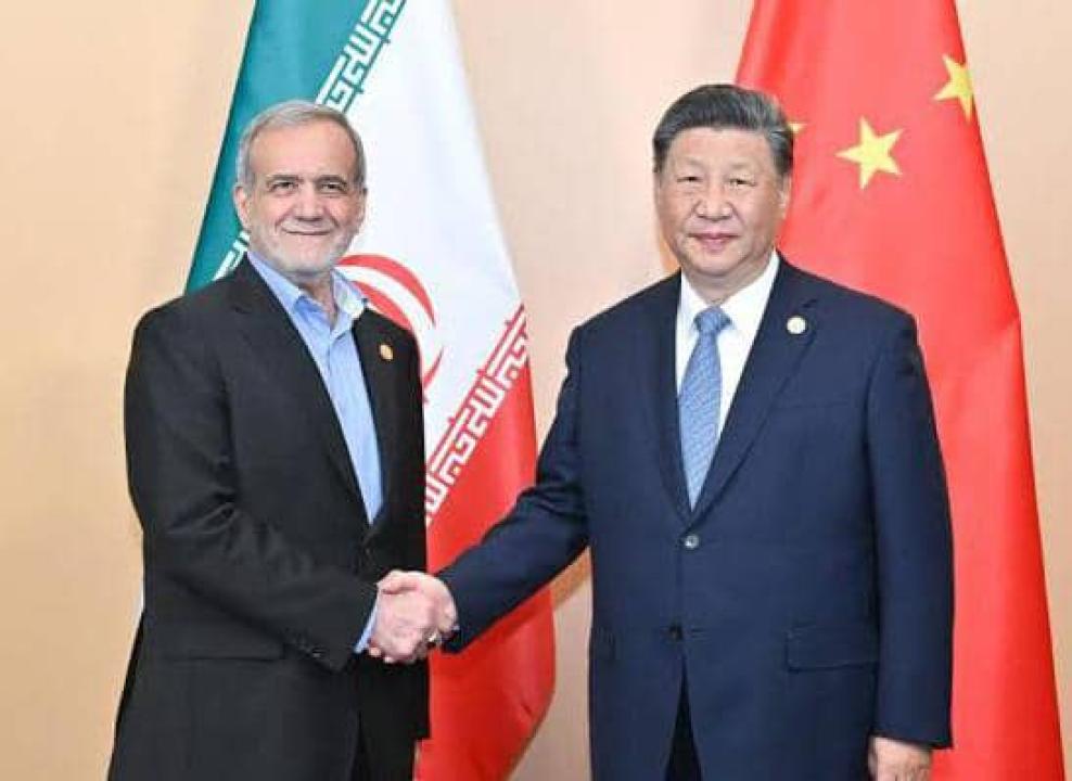 Le Président de l'État d'Iran Massoud PEZECHKIAN et son homologue chinois Xi JINPING lors d'un entretien