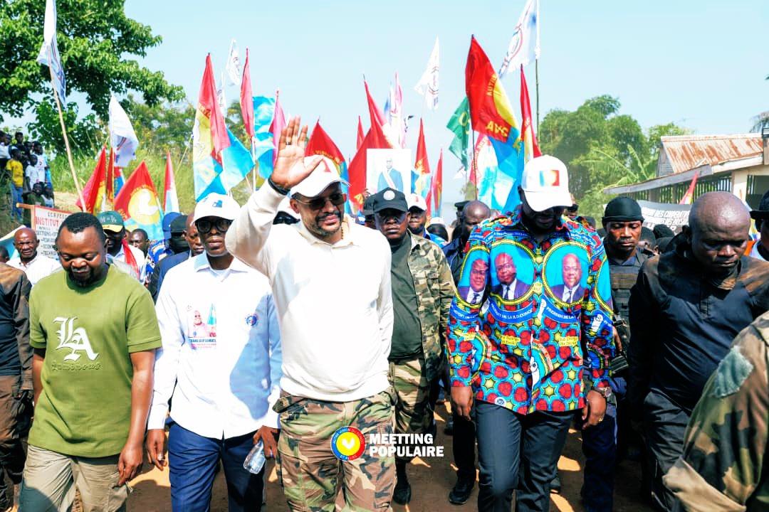 Le président du parti politique AVC et membre du gouvernement Suminwa, le ministre des sports et loisirs Didier Budimbu lors d'un meeting tenu à Kasangulu dans le Kongo Central
