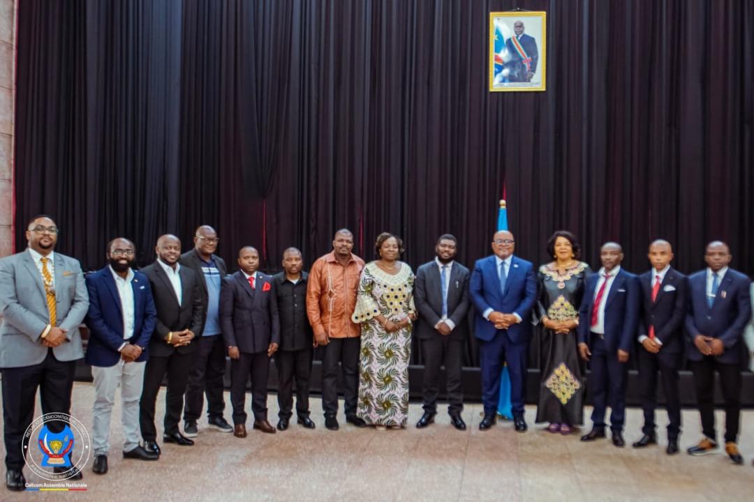Le président de l'Assemblée nationale, Aimé Boni entouré de représentants des territoires touchées par la guerre d'agression rwandaise