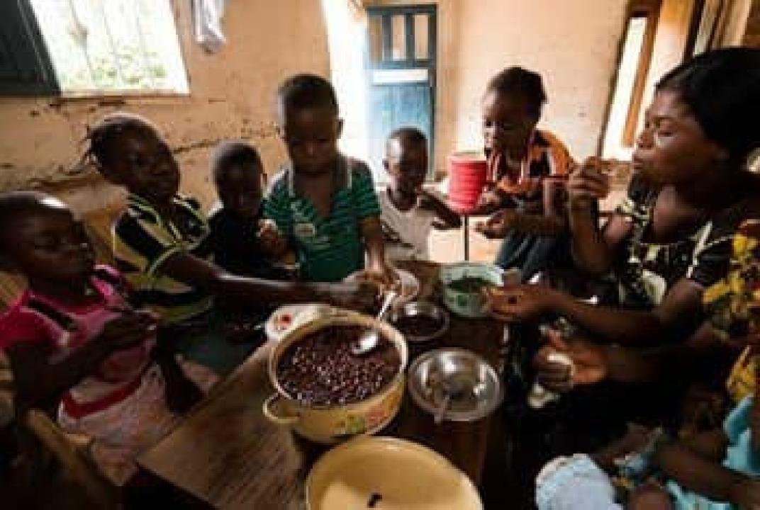 Une famille partageant un repas à table [Photo d’illustration]