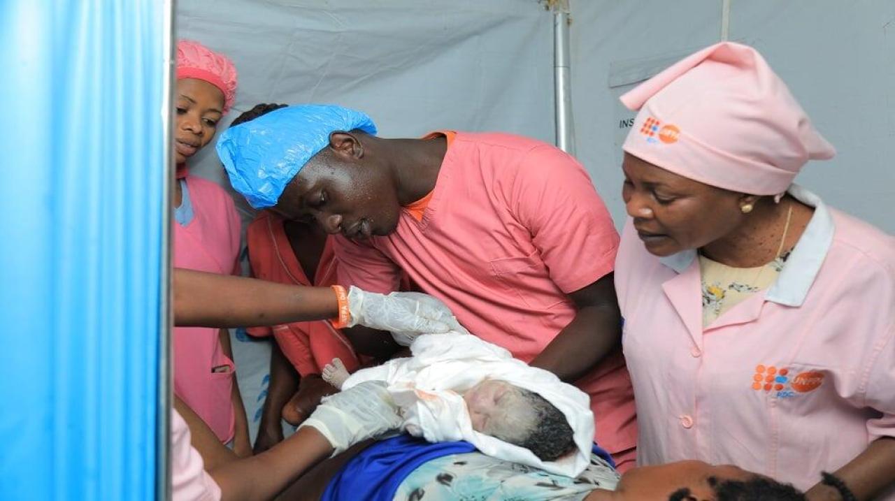 Des sage-femmes dirigeant un accouchement dans la clinique mobile du camp des déplacés de Lushagala près de Goma [photo d’illustration]