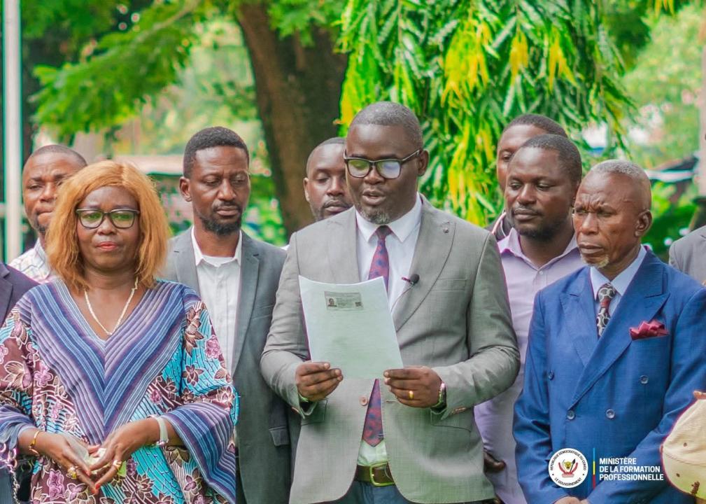 Les agents et cadres du ministère de la Formation professionnelle remercient Doudou Fwamba pour le versement partiel de leurs salaires impayés depuis 10 ans