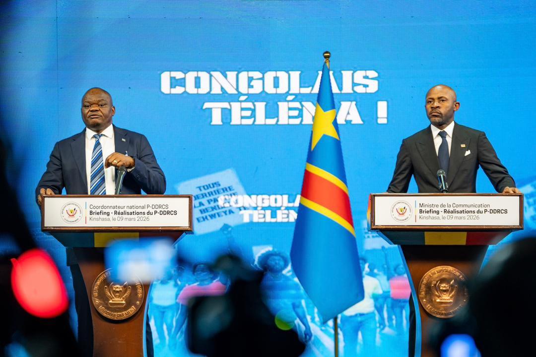 Professeur Jean de Dieu Ntanga Ntita, coordonnateur national du P-DDRCS à gauche de la photo, lors d'un briefing presse avec le porte-parole du Gouvernement Patrick Muyaya