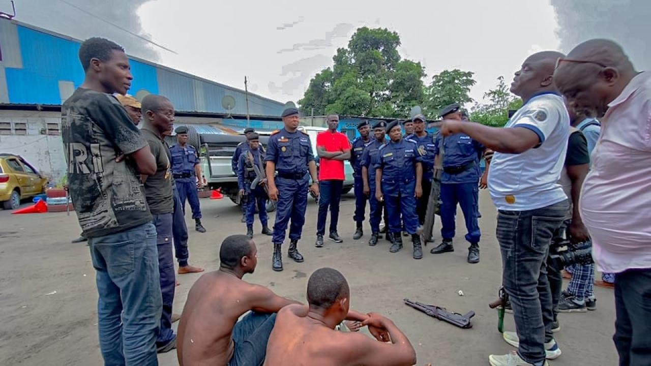 Des présumés criminels appréhendés dans la municipalité de N'sele et présenté au commissaire divisionnaire Israël Kantu
