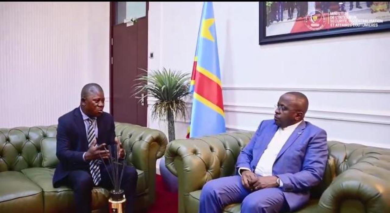 Le VPM en charge de l'Intérieur Jacquemain Shabani Lukoo et le maire de la ville de Gemena dans la province Sud-Ubangi