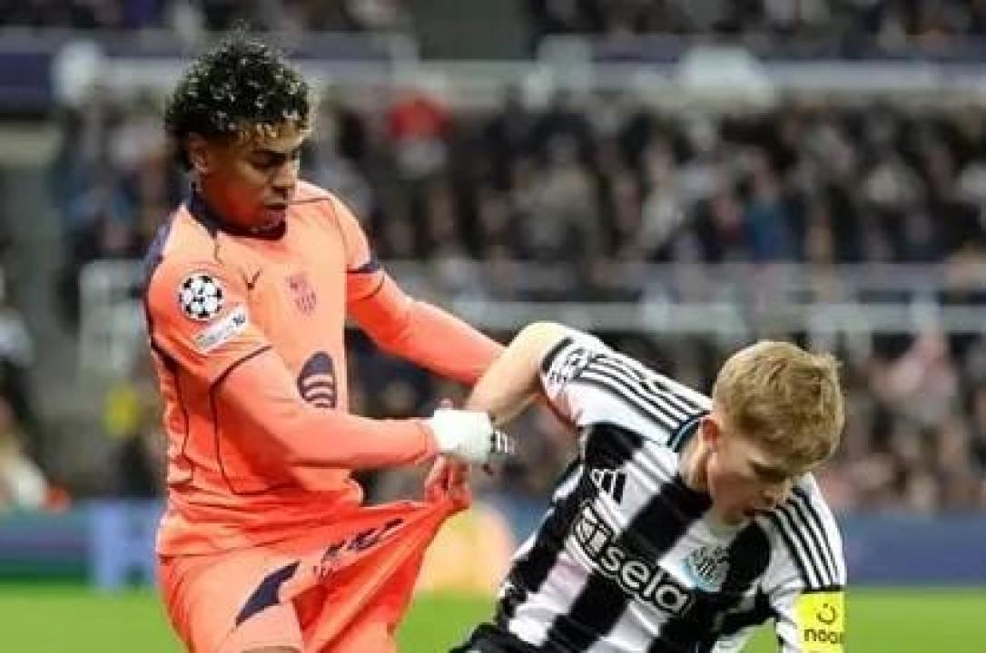 Lamine Yamal en duel avec le défenseur de Newcastle, Hall. [Photo d'illustration]